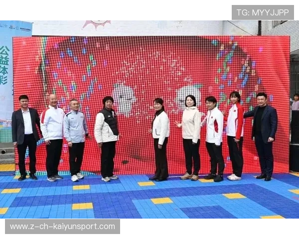 冠军球队球员参与公益拍卖筹款支持基层体育设施，冠军球场