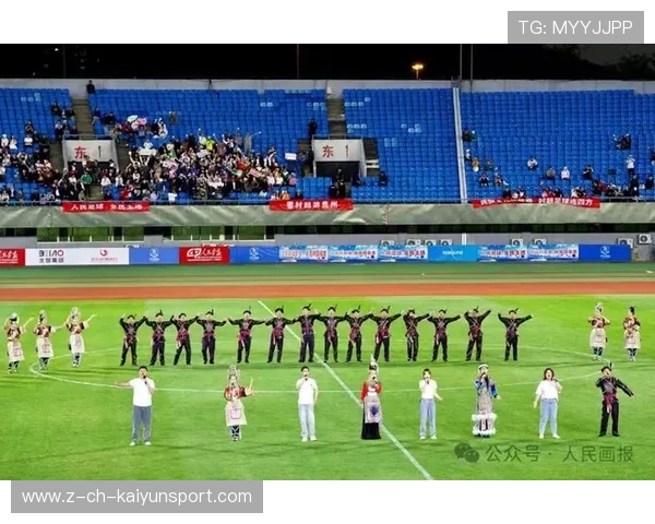 冠军球队球员参与社区文化活动促进城市体育文化建设，社区足球文化